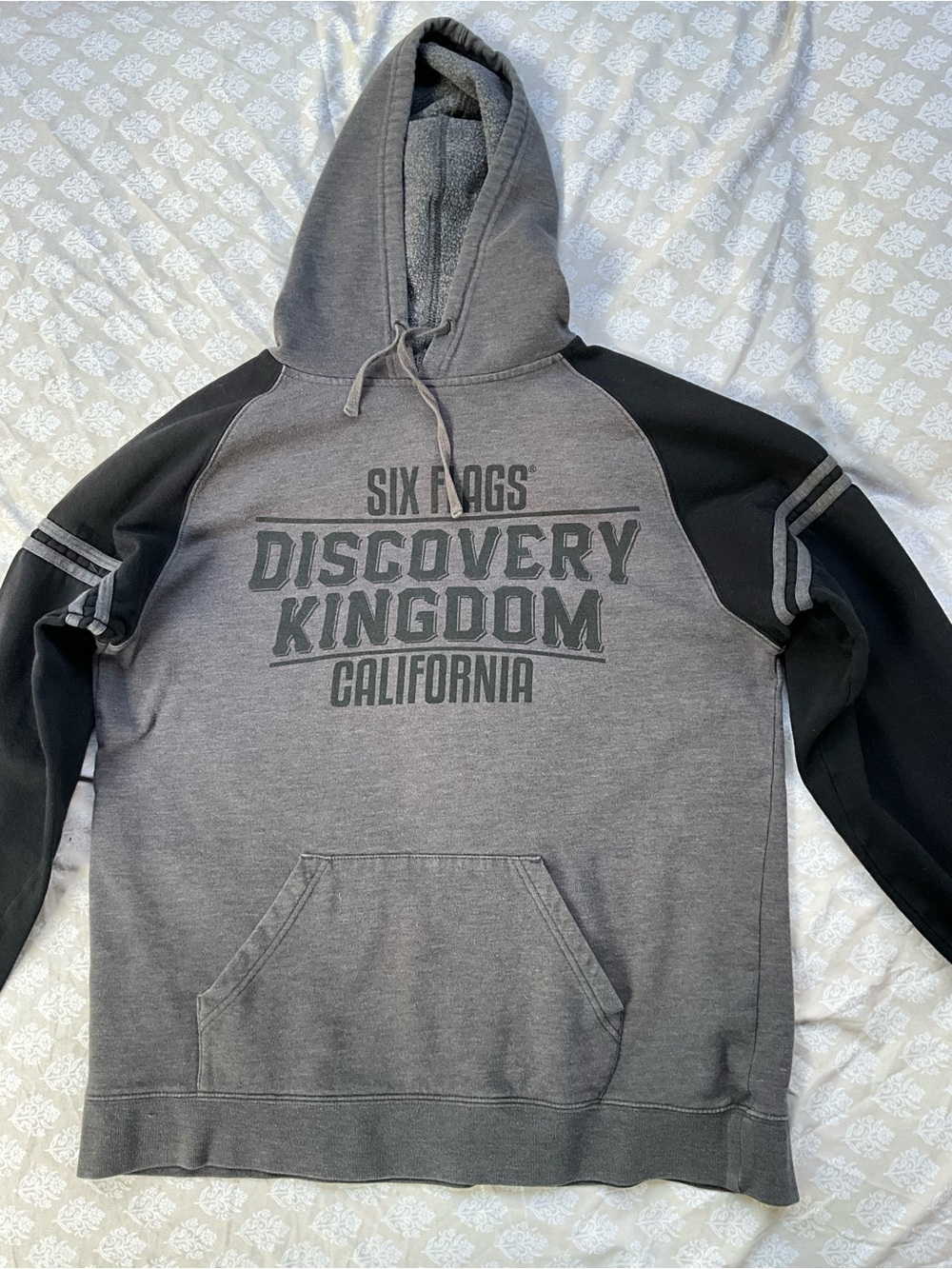 Six Flags Discovery Kingdom Raglan Hoodie Gray Black Varsity Pullover Large